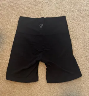 Aritzia Butter Biker Shorts 6” thumbnail 2