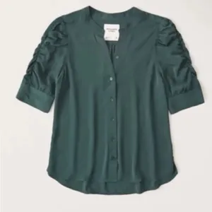 ✨Abercrombie & Fitch Ruched Sleeve Sz Small Emerald Green Women’s Top✨ thumbnail 2