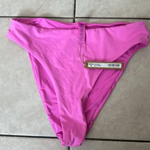 Skims signature swim mid waist bottom Neon Orchid NWT‎ size M thumbnail 3