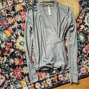 Lululemon Women’s Radiant Long Sleeve Top Size 2 Gray Surplice V Neck Athletic thumbnail 4