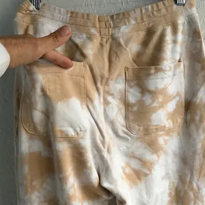 Vuori Women’s Tie-Dye Jogger Pants - Tan and White thumbnail 4
