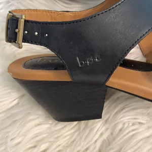 BOC Leather Women's Sandals size 10 see all photos for condition color black thumbnail 3
