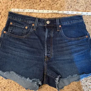 Levi’s 501 Raw Fray Cutoff Hem Dark Wash Denim Jean Shorts Button Fly Size 30 thumbnail 14
