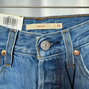 NWT Levi's Premium Wedgie Icon Fit Jeans in Medium‎ Blue Size 25 thumbnail 9