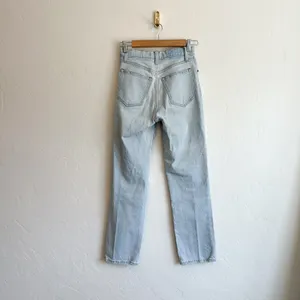 Abercrombie | 90s Straight‎ Ultra High Rise Distressed Knee Jeans Light Wash thumbnail 3