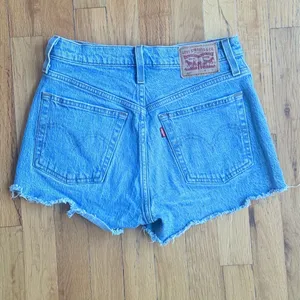 Levi's 501 Distressed Denim Jean Shorts Light to Medium Wash Raw Hem size‎ 25 thumbnail 2