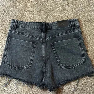 Zara Black Jean Shorts High-Waisted Frayed Hem thumbnail 3