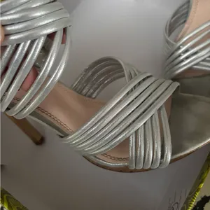 Vintage Gianni Bini silver Strappy Heels for Special Occasions thumbnail 3