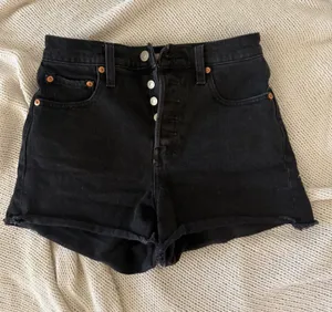 Levi’s Women’s Shorts thumbnail 1
