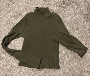 Forever 21 Juniors Olive Green Cropped Long Sleeve Turtle Neck EUC thumbnail 1