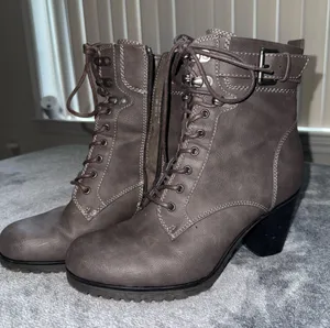 Boots Gray Size 8 thumbnail 1