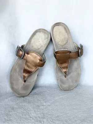 UGG Gypsy Patent Leather Flip Flop Sandal Gold Size 6 Womens thumbnail 3