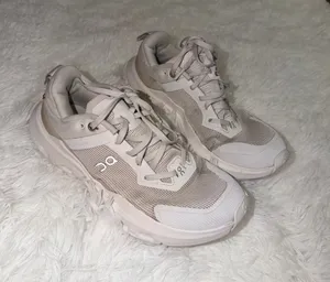 On Running CloudPulse Next Women's White Athletic Sneakers size 8.5 Tan thumbnail 1