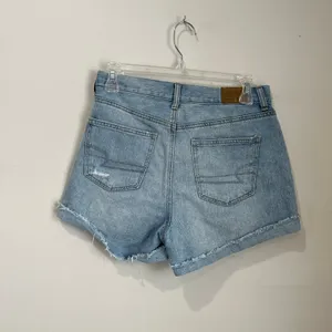 American Eagle High‎ Rise Distressed Mom Cuffed Denim Shorts Women’s Sz 4 thumbnail 2