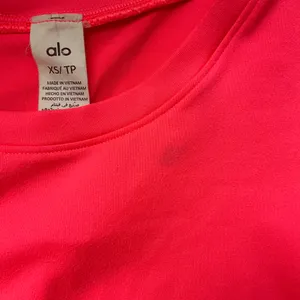 Alo Yoga Alosoft Crop Finesse Short Sleeve Fluorescent Pink Coral XS thumbnail 3
