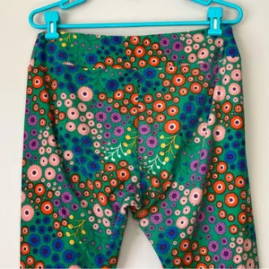 LuLaRoe Green / Pink / Yellow Patterned Leggings Size Tall and Curvy 12/18 thumbnail 4