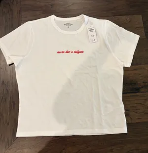 New With Tags Abercrombie Embroidered Skimming Tee Sz M thumbnail 1
