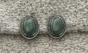 Fabulous Vintage Clip On Earrings Silver Tone W Green Enamel Center thumbnail 3