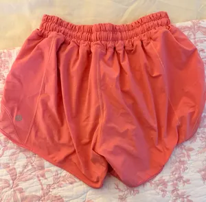 Lululemon Shorts Hotty Hot 2.5" Low-Rise thumbnail 2