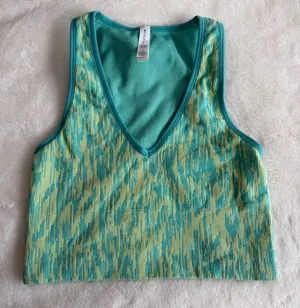 Athleta Aurora Seamless Crop Rib Tank Size Small thumbnail 1