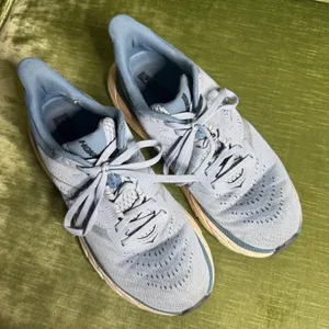 Hoka One One Arahi 5 Running Shoes Size 8.5 Womens Light Blue & White thumbnail 2