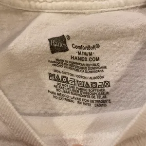 Hanes ‼️ White T-Shirt‼️ thumbnail 2