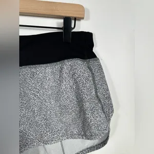 Lululemon Speed Short 2.5” Fractal‎ Alpine White Black Size 6 Running Shorts thumbnail 5
