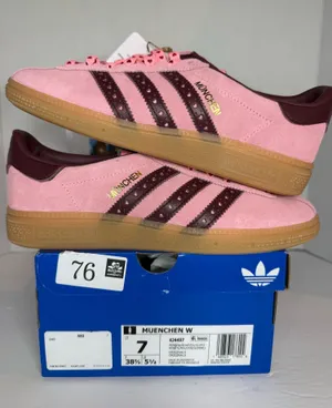 Women’s Adidas Muenchen size 7W thumbnail 1