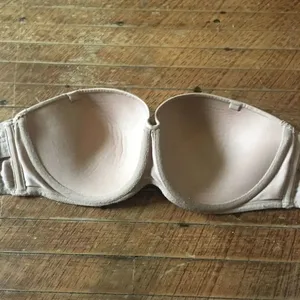 Victoria’s Secret nude lined strapless 34D bra thumbnail 2