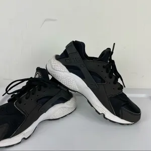 Nike Air Huarache Womens Black Sneakers Sz 8.5 thumbnail 7