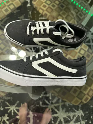 Time and Tru woman’s Black and White Casual Lace-Up Sneakers thumbnail 3