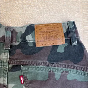 Levi’s Jorts Super Baggy Camo Size 25 Green Brown thumbnail 4