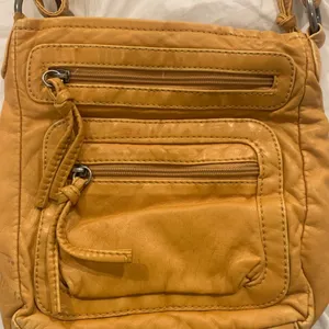 Bueno Women’s Cross Over Body Bag thumbnail 2