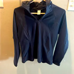 prAna Women’s black,‎ hooded sweatshirt, size medium, made in the USA🇺🇸 thumbnail 1