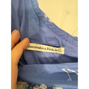 Abercrombie and Fitch Blue and White Floral One-Shoulder Cutout Maxi Dress thumbnail 6