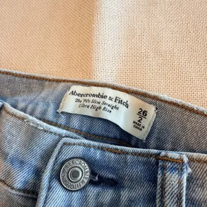 Abercrombie & Fitch 90s Slim Straight Ultra High Rise Curve Love Jeans 26/2 thumbnail 4