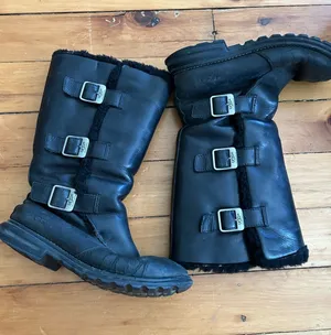 ☀️3/$25 UGG Women’s Black Leather Larkspur Sheepskin Motorcycle Buckle Boots 7 thumbnail 1