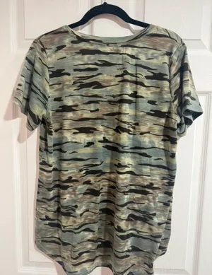 Amaryllis Camo V-Neck top L thumbnail 2