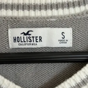 Hollister Grey V-Neck Cropped Sweater Vest Preppy Striped Trim Small‎ thumbnail 3