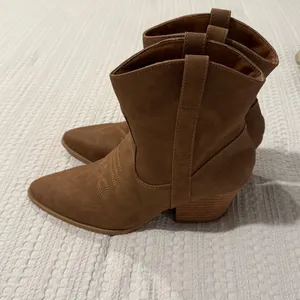 Rachel Zoe Rocky Western Ankle Booties Faux Leather Brown Pointed Toe thumbnail 3