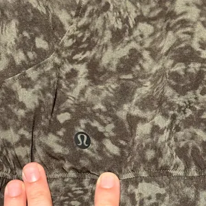 Lululemon Bombs Away Black / Olive Green Camo Print Reversible Zip Jacket Sz 6 thumbnail 10