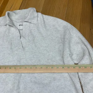 Aerie Women XS Waffle Knit Polo Sweater Grey V-Neck Long Sleeve‎ Oversized Top thumbnail 2