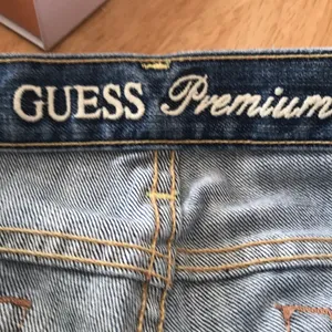 Guess premium medium blue jeans size 29 thumbnail 8