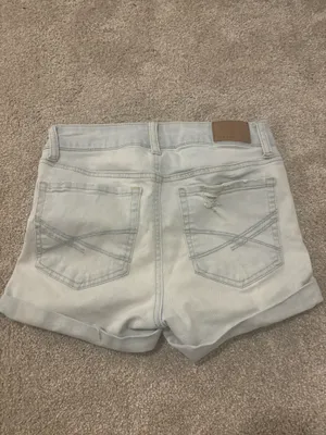 Aeropostale Jean Shorts High-Rise Midi Ripped light wash thumbnail 2