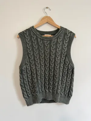 NEW Faherty Sunwashed Sweater Vest Size Large Green Cable Knit NWOT thumbnail 2