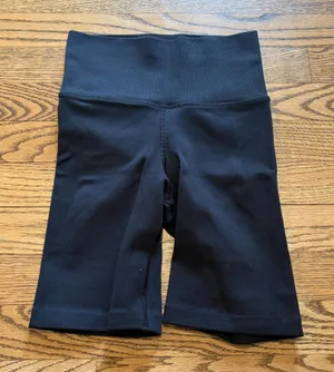 Athleta Aurora Seamless 7” Shorts Black thumbnail 1