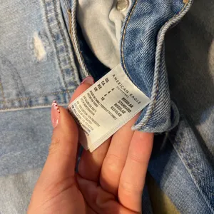 Light Wash Ripped American Eagle Mom Jeans size 6 thumbnail 4