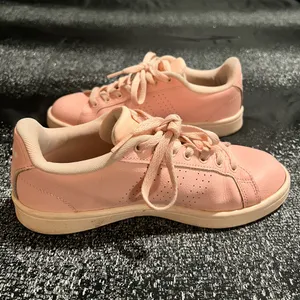 Womens sz7 Adidas Cloudfoam Advantage Pink Low Top Tennis Shoes thumbnail 3