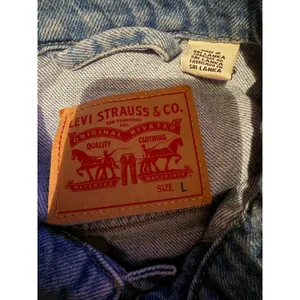 Levi's Trucker Jacket Womens Large Light Wash Distressed Denim 29944-0164 thumbnail 3