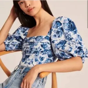 Abercrombie & Fitch Emerson Blue White Floral Crop Smocked Puff Sleeve Top Small thumbnail 1